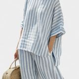 Federica – haut en lin rayé bleu sophistiqué et pantalons décontractés