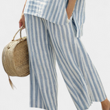 Federica – haut en lin rayé bleu sophistiqué et pantalons décontractés