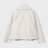 "ジュディット - 春のジャケット" can be rewritten in Japanese as:

"ジュディット - 春のアウター" 

(Note: "アウター" is a common term for outerwear, which can include jackets.)